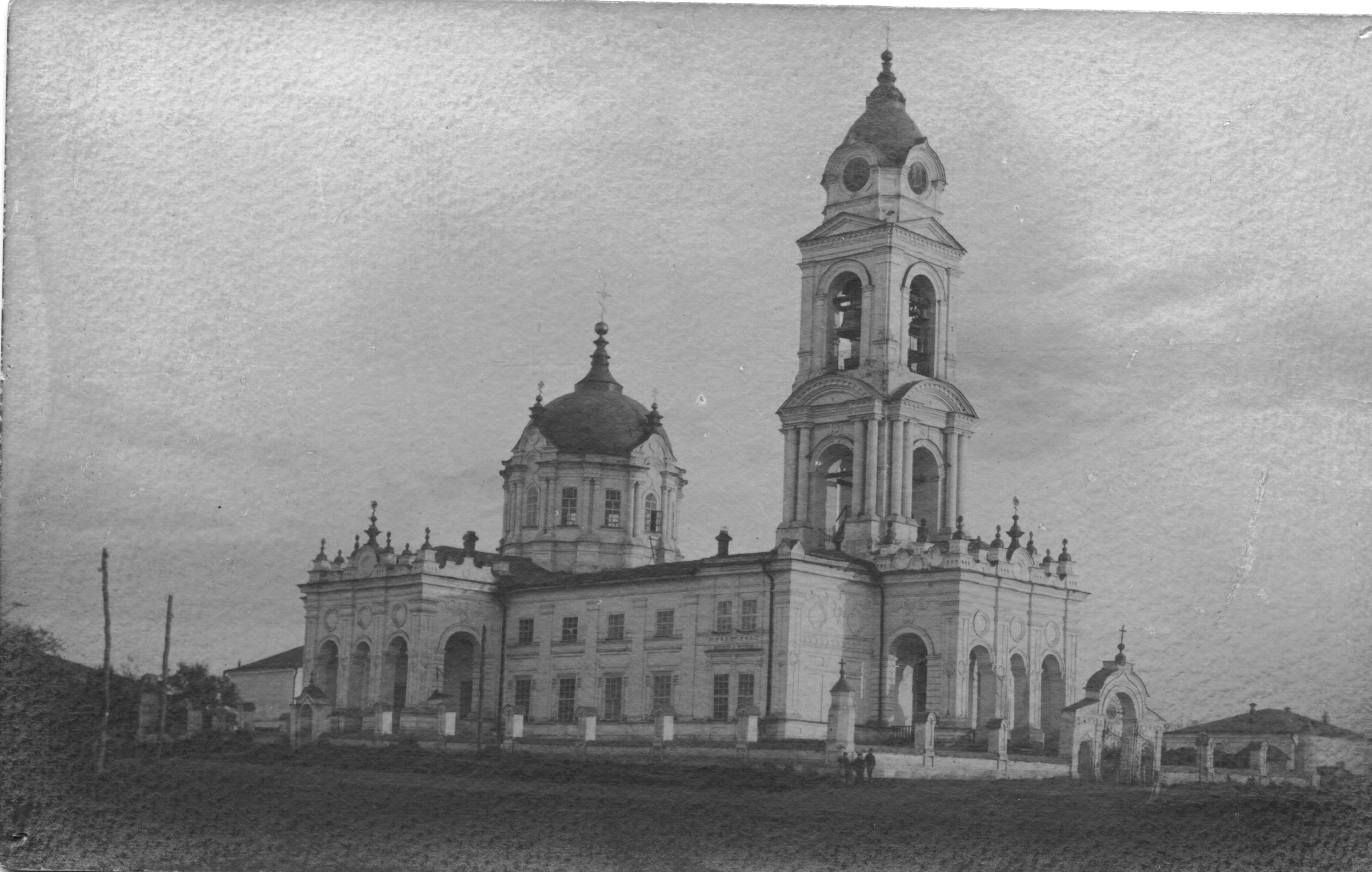Покровский собор, вид со стороны тюрьмы ДДТ  - Чембар_Покровский_собор.jpg