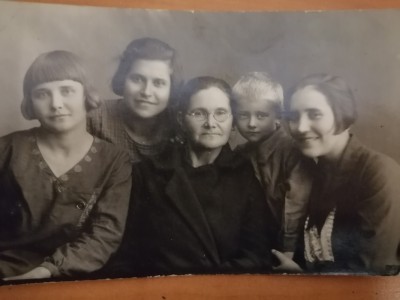 Слева направо Екатерина, Антонина, Анна Андреевна, Сергей, сын Марии и Мария - IMG_20210324_191327.jpg